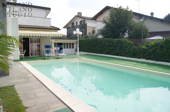 DOK 30 вилла с бассейном  в пригороде  Милана 