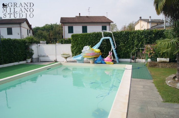 DOK 30 вилла с бассейном  в пригороде  Милана 
