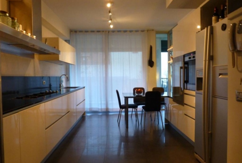A-AU 335 трёхэтажный отдельный дом на Корсо Семпионе , Милан