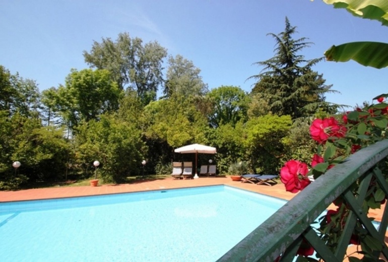AKL5 шикарная вилла с бассейном  в  Марина ди  Пьетрасанта