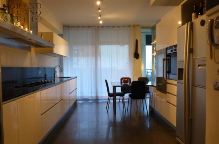 A-AU 335 трёхэтажный отдельный дом на Корсо Семпионе , Милан