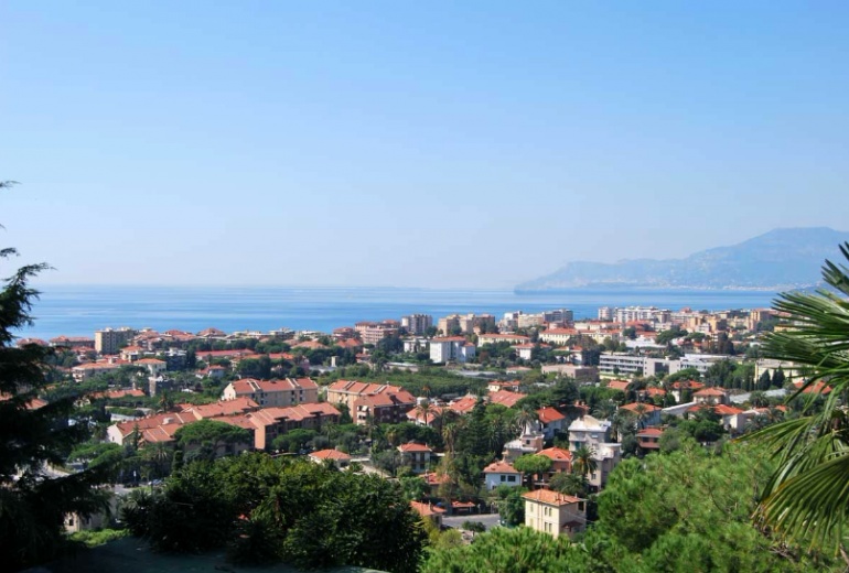 ATIM23. Вилла с видом на море в Лигурии