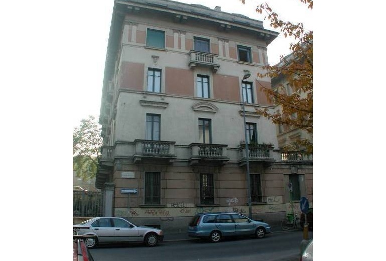 A-AU 16 двухэтажная квартира в отличном состоянии , Милан, площадь Карбонара