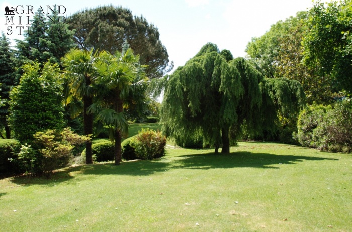 ATIM99. Вилла в Cerro di Laveno с просторным участком